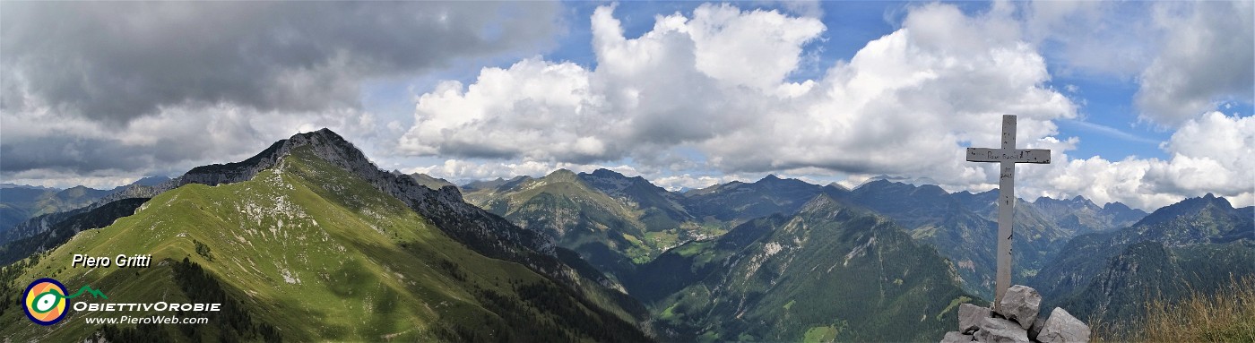 75 Vista panoramica dal Pizzo Badile verso le alte cime orobiche di Val Brembana.jpg